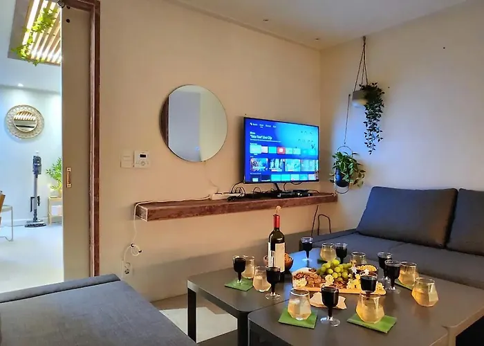 홍대입구역 도보 7분#많은친구#4br#7bed#2bath#urban Forest