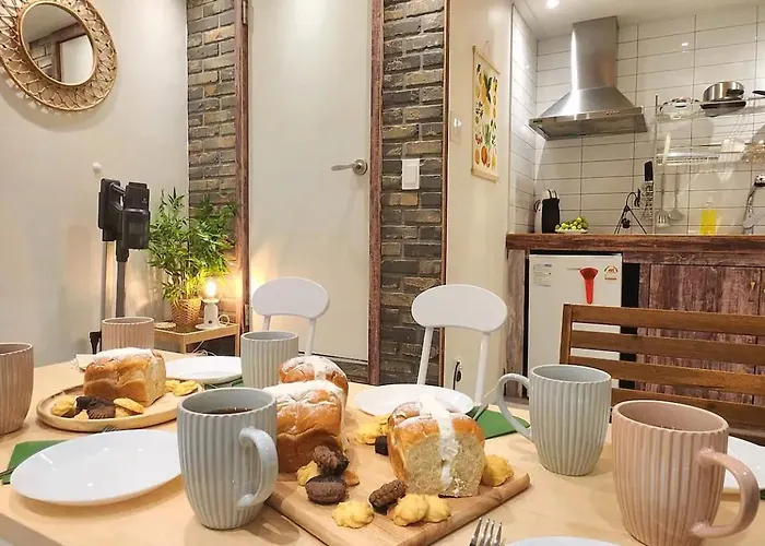 홍대입구역 도보 7분#많은친구#4br#7bed#2bath#urban Forest Séoul
