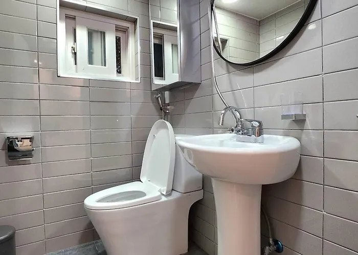 홍대입구역 도보 7분#많은친구#4br#7bed#2bath#urban Forest *