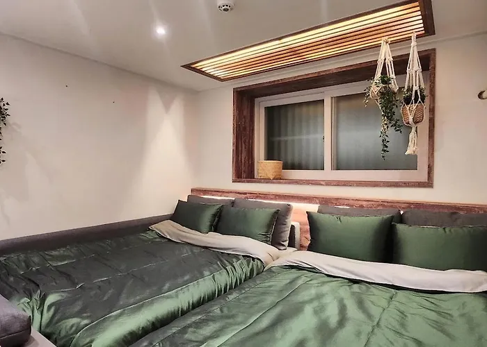홍대입구역 도보 7분#많은친구#4br#7bed#2bath#urban Forest Séoul