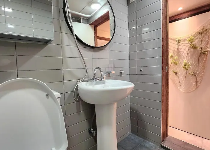 홍대입구역 도보 7분#많은친구#4br#7bed#2bath#urban Forest Séoul