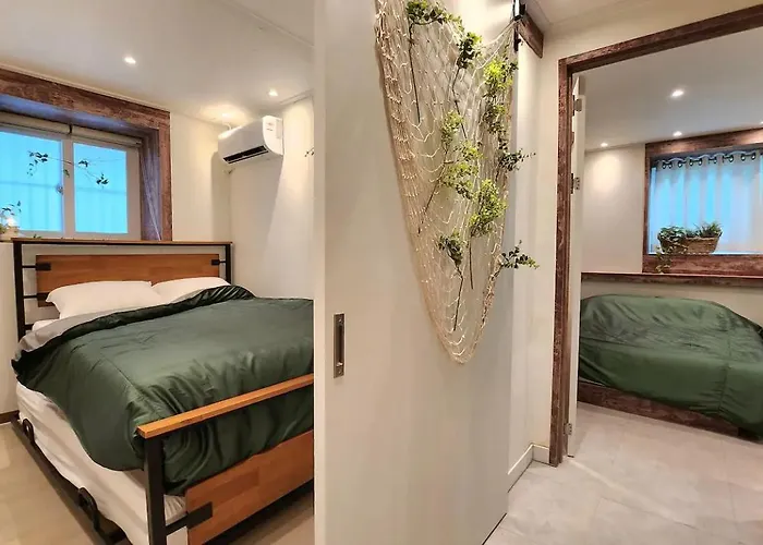 홍대입구역 도보 7분#많은친구#4br#7bed#2bath#urban Forest Villa *