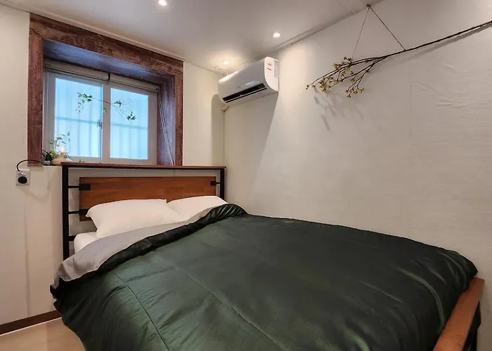홍대입구역 도보 7분#많은친구#4br#7bed#2bath#urban Forest