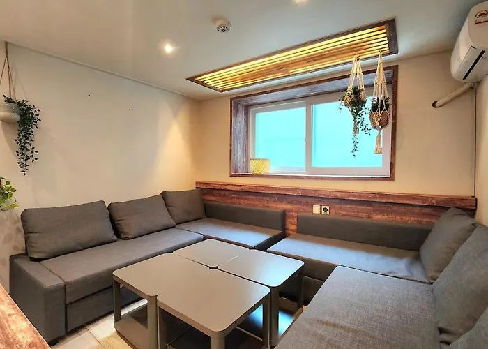 홍대입구역 도보 7분#많은친구#4br#7bed#2bath#urban Forest