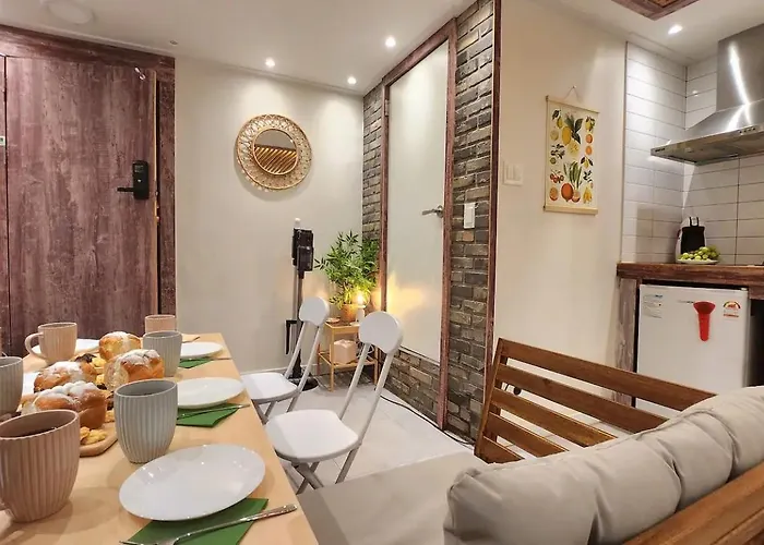 홍대입구역 도보 7분#많은친구#4br#7bed#2bath#urban Forest *